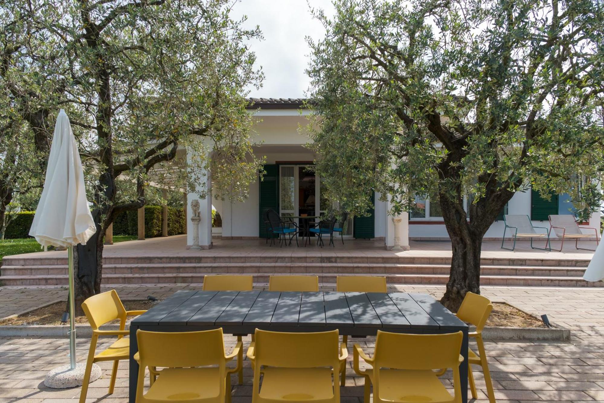 Villa Carini With 3000 Mq Garden & Heated Pool Кастелнуово дел Гарда Екстериор снимка